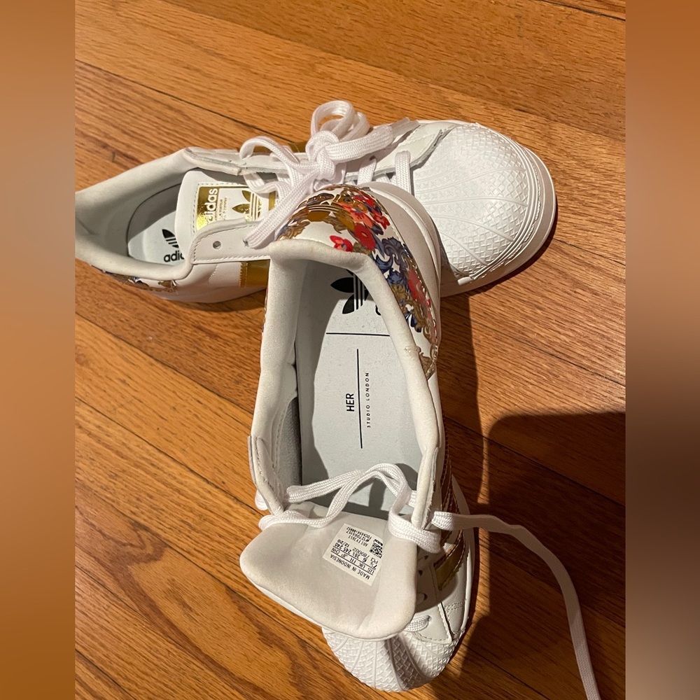 Superstar Women’s Adidas White Sneakers with Subtle Details Size: 7.50 - Picture 8 of 8